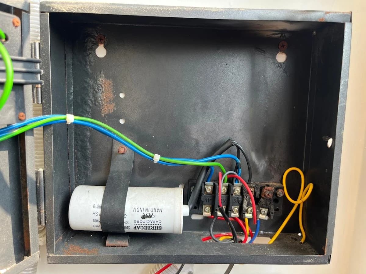 Internal wiring of capacitor and contactor junction box for motor control in Lucknow by Prajapati Electrical